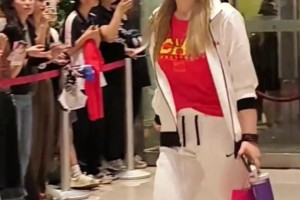 女篮李梦又美又飒.！哪怕戴着口罩也挡不住的气质 