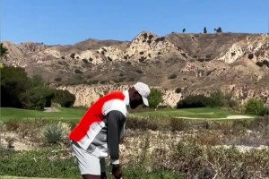 詹姆斯今天动态和好友们打高尔夫⛳️ 动作越来越好了✌